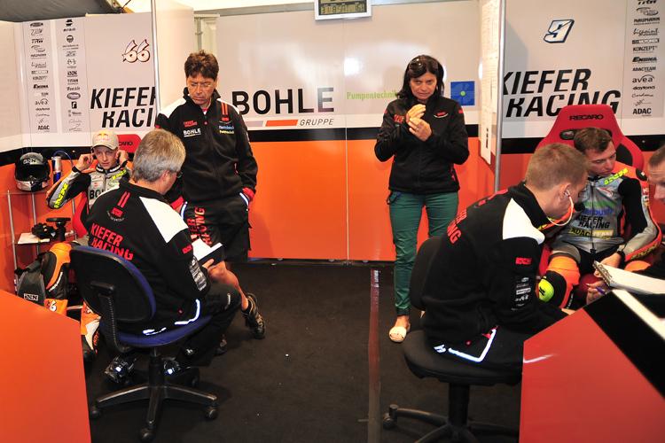 Warten auf den Befreiungsschlag: Das Boxenzelt von Kiefer Racing in Silverstone
