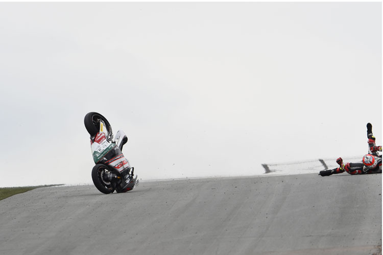 Alex De Angelis im Turn 11 beim Moto2-Rennen 2014: Motorrad blieb auf der Fahrbahn liegen