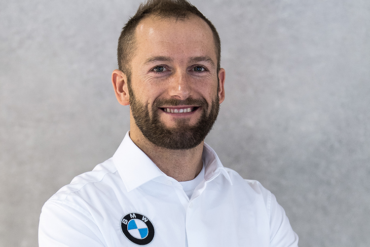 Ungewohntes Bild: Tom Sykes mit BMW-Hemd