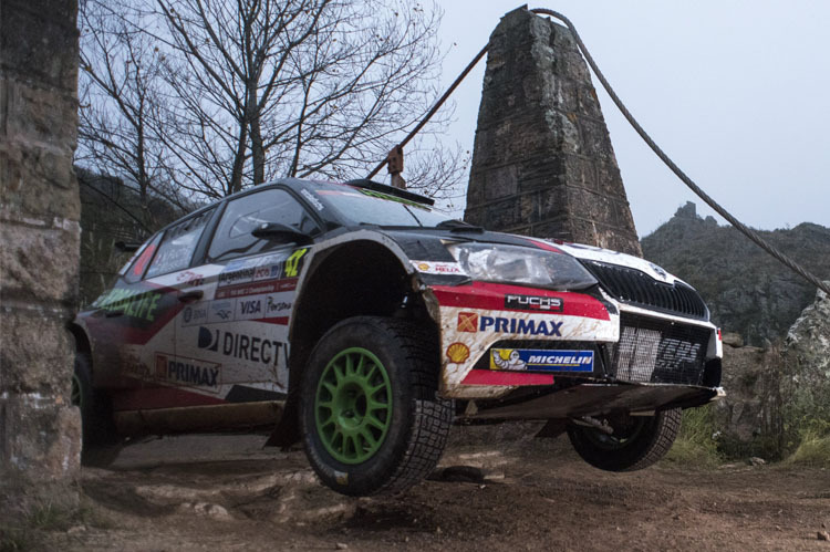 Der Sieger auf einer der Brücken von «El Condor» – Skoda-Pilot Nicolas Fuchs