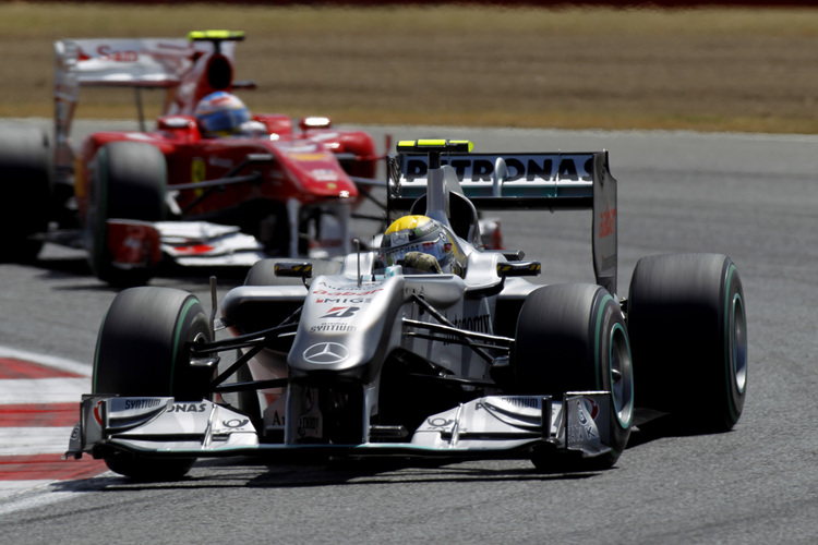 Rosberg 2010 in Silverstone vor Alonso