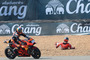 Jorge Lorenzo nach dem Crash im FP2, vorne Bradley Smith (KTM)