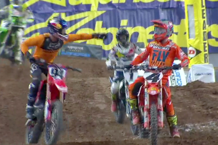 Blake Baggett (#4) siegte 2019 in Glendale, Ken Roczen (#94) gratuliert