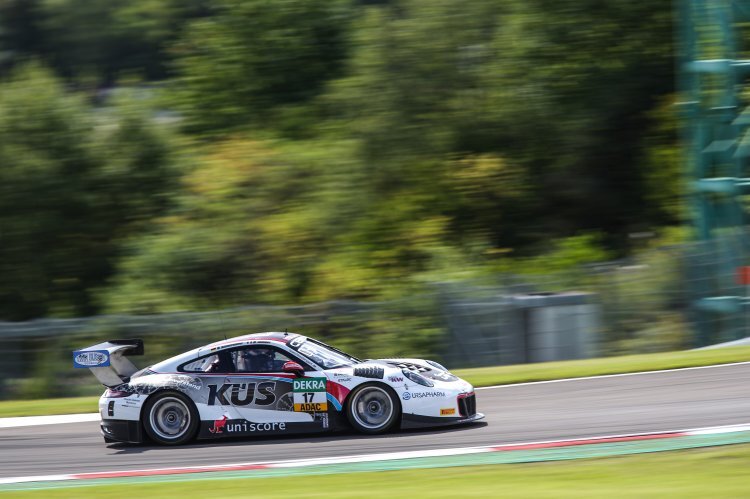 Ebenfalls in Reihe 1: Der Porsche 911 GT3 R vom Team75 Bernhard