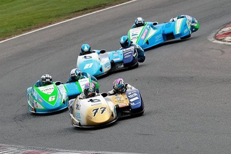 Starkes Sidecarfeld in Brands Hatch mit Reeves/Rousseau, Ellis/Richardson und Streuer/de Haas