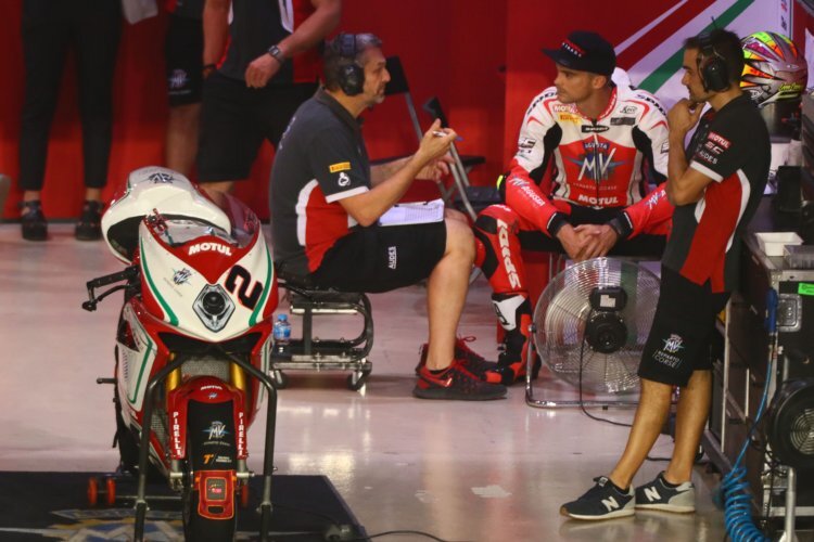 Leon Camier und sein MV Agusta-Team auf Ursachenforschung