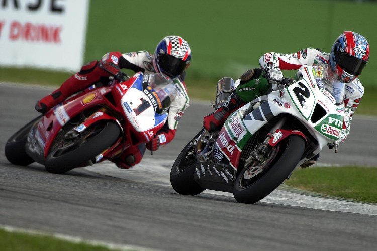 Das spannende Duell zwischen Colin Edwards (2) und Troy Bayliss (1) ging in die Geschichte der Superbike-WM ein