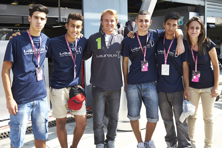 Nico Rosberg mit jungen Laureus-Mitgliedern in Monza