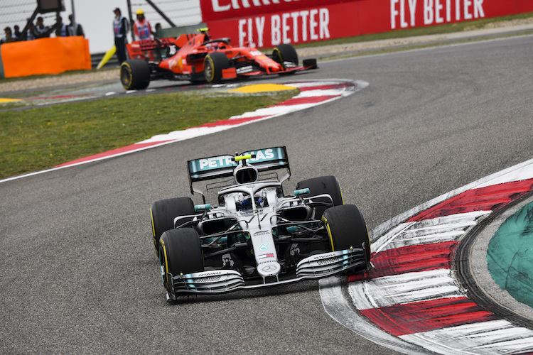 Valtteri Bottas vor Charles Leclerc