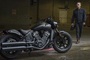 Der stylische Biker trägt am Handgelenk diskret den zum Motorrad passenden Chronographen