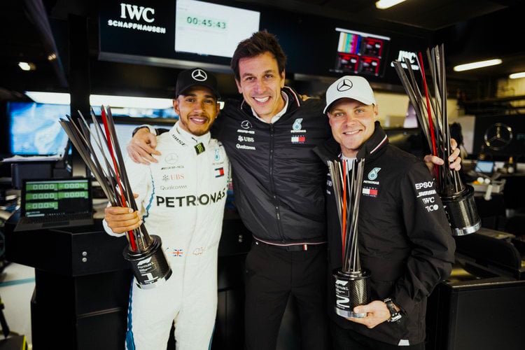 Toto Wolff mit Lewis Hamilton und Valtteri Bottas