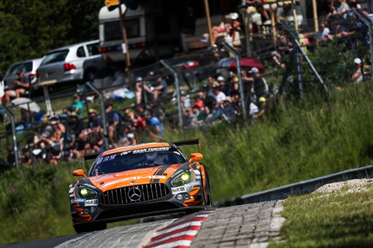 Führt die 24h am Nürburgring an: Der Mercedes-AMG GT3 vom Mercedes-AMG Team Black Falcon