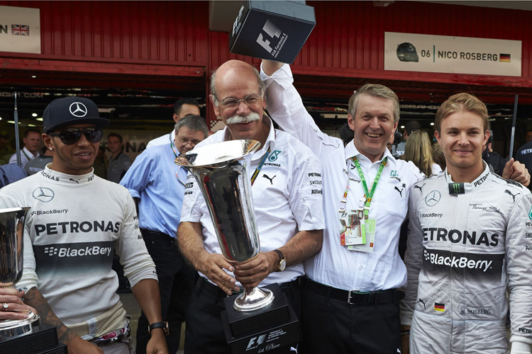 Lewis Hamilton, Vorstands-Chef Dieter Zetsche, Entwicklungs-Chef Thomas Weber, Nico Rosber