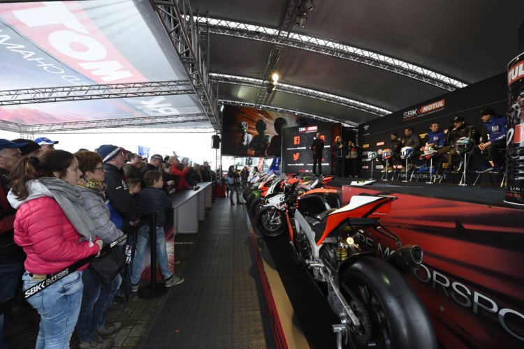 Die Paddock-Show bietet den Superbike-Fans Unterhaltung und Informationen