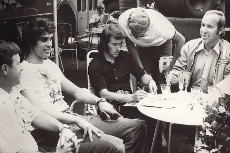 Plausch beim F1-GP am Ring 1971: Oberster Goodyear-Sportchef Leo Mehl (USA), Tyrrell-Piloten Cevert und Stewart sowie KH Tibor