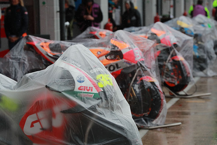 Die Motorräder werden vor dem Regen geschützt