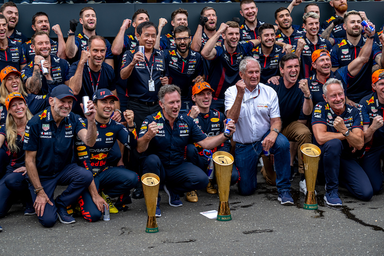 Die Red Bull Racing-Mannschaft feiert den Sieg beim Grossen Preis von Österreich 2023