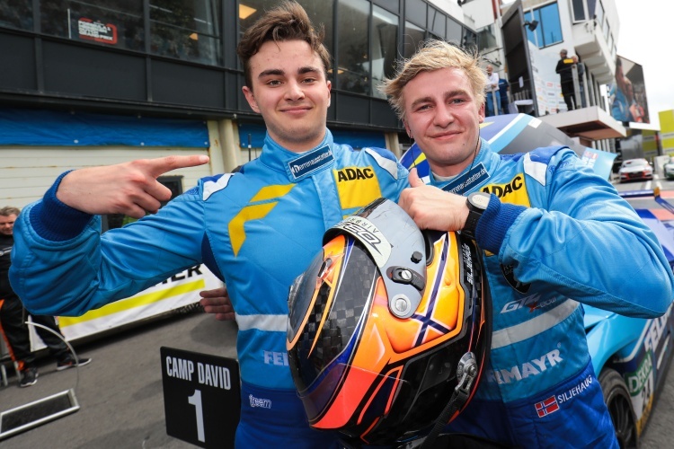 Eike Angermayr (li.) und Mads Siljehaug sind die Meister der ADAC GT4 Germany