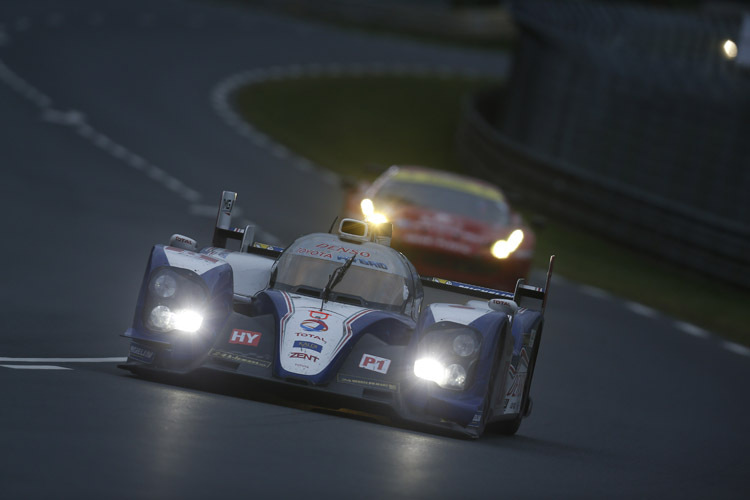 Toyota jagt Audi durch die Nacht