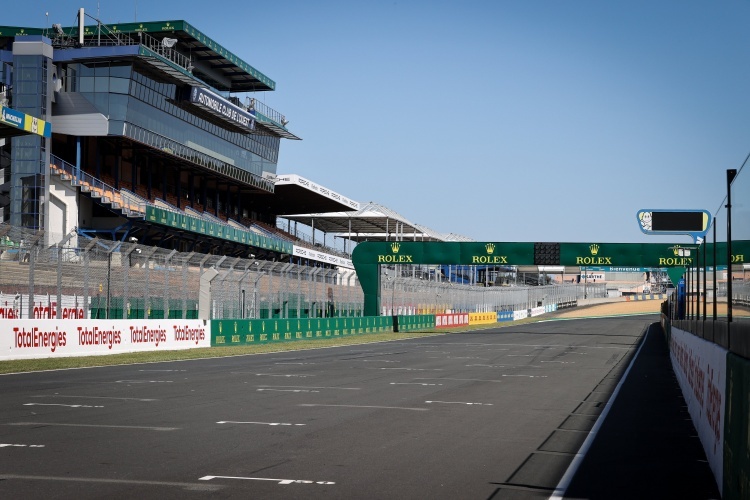 Noch ist es ruhig: Blick auf Start/Ziel der Rennstrecke in Le Mans