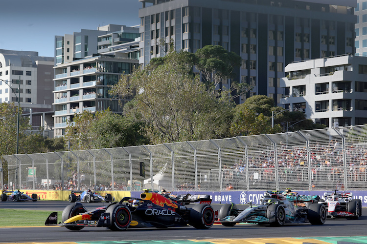 Sergio Pérez vor Lewis Hamilton