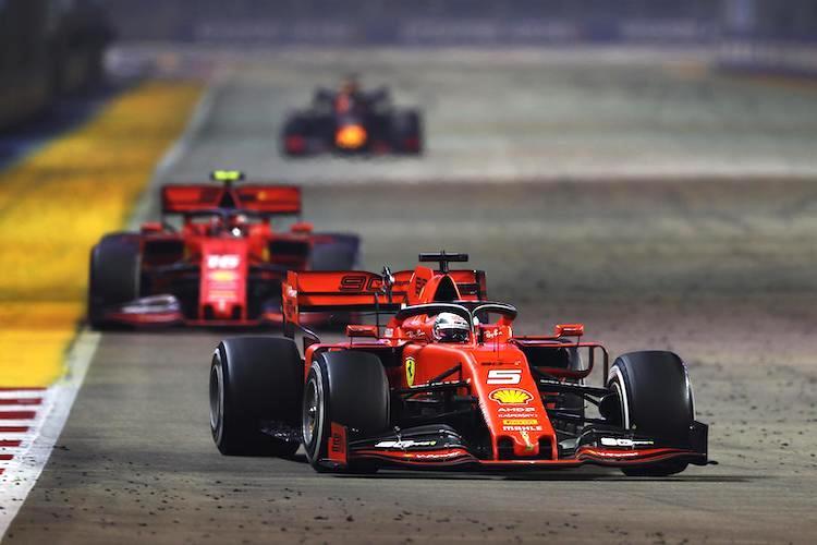Sebastian Vettel vor Charles Leclerc in Singapur