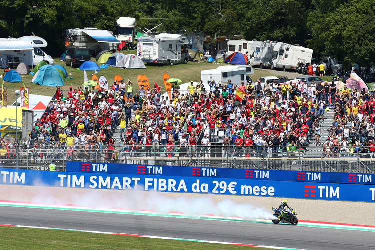 Ausgerechnet vor der Ducati-Tribüne in «Correntaio»: Rauch vom kaputten Yamaha-Motor bei Rossi