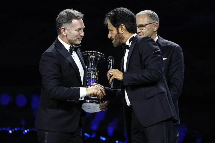 Red Bull Racing-Teamchef Christian Horner bekommt in Anwesenheit von Formel-1-CEO Stefano Domenicali den Konstrukteurspokal von FIA-Präsident Mohammed Ben Sulayem überreicht