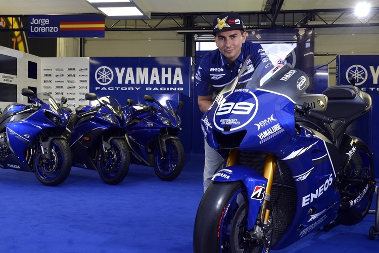 Jorge Lorenzo präsentiert das neue Kleid