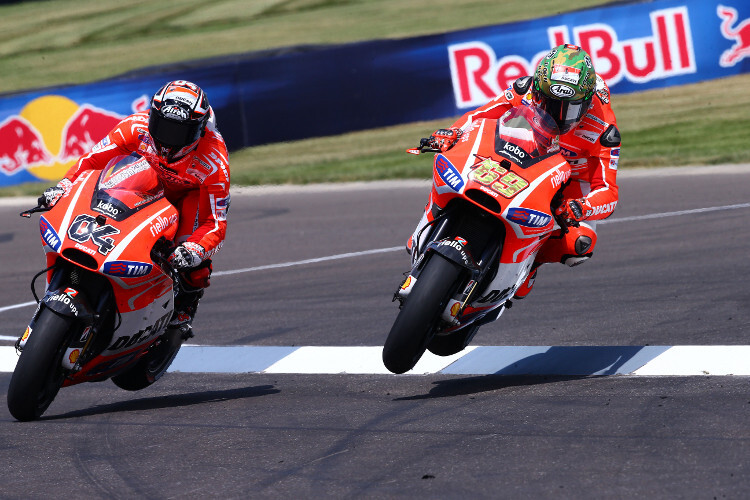 Somewhere over the curb: Flugshow von Dovizioso und Hayden