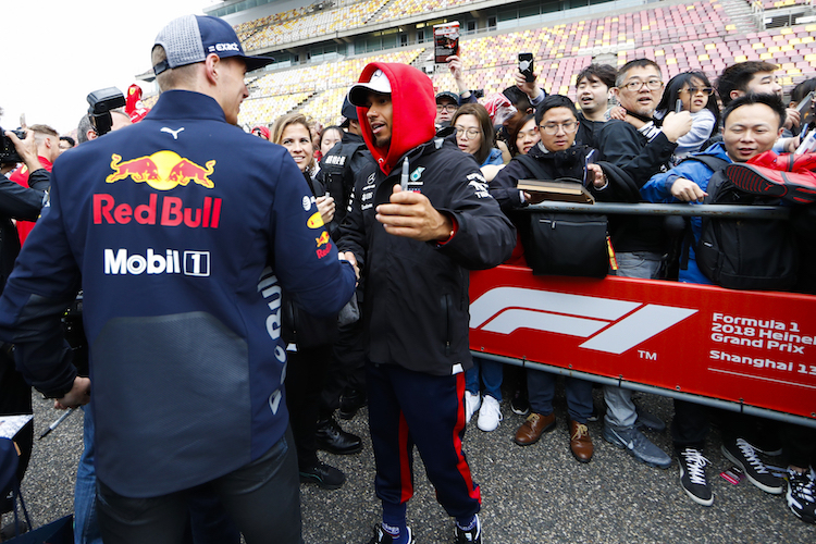 Lewis Hamilton geht in China auf Max Verstappen zu