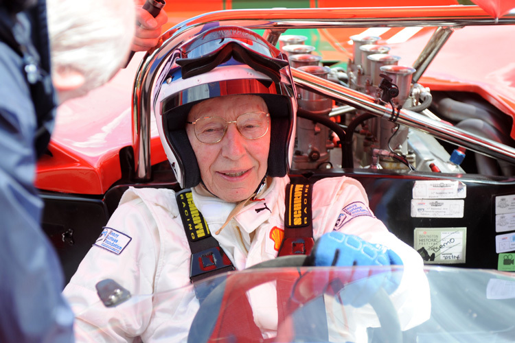 John Surtees klemmt sich heute noch gerne hinters Steuer