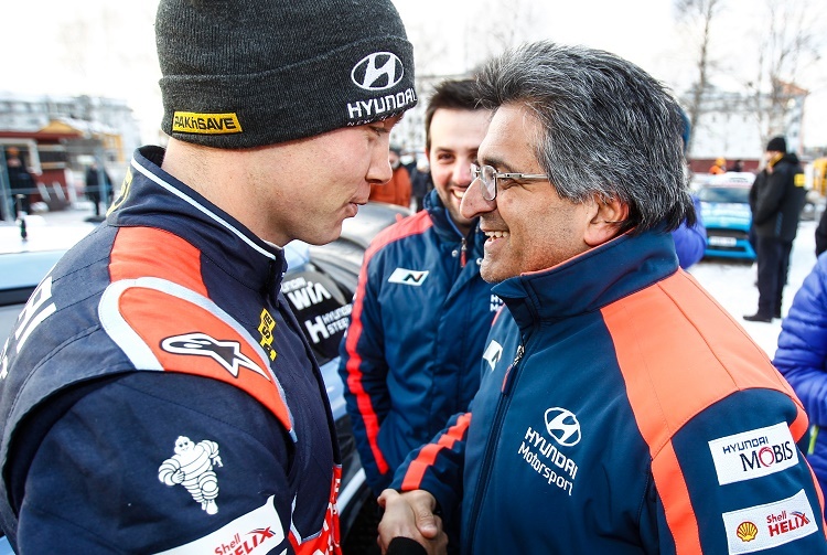 Hayden Paddon (li.) und Teamchef Michel Nandan