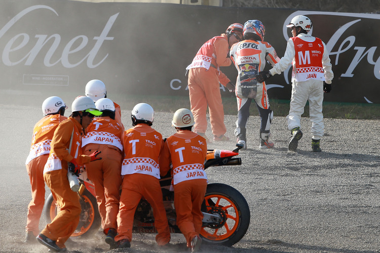 Nach dem Sturz: Dani Pedrosa spaziert verletzt von dannen