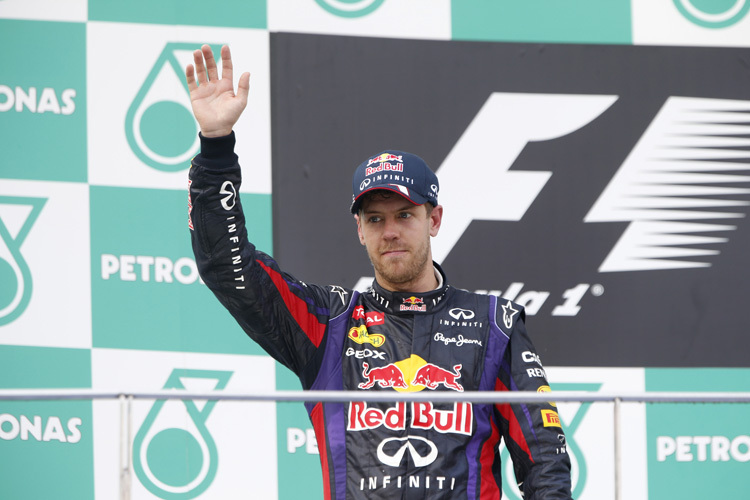Sieg mit Nachwehen: Auch einen Monat nach seinem Malaysia-Sieg muss Vettel sich erklären