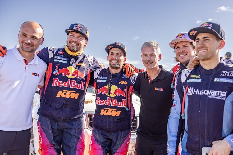 Rallye-Manager Andrea Hoelzl (li), daneben die KTM-Piloten Toby Price und Kevin Benavides