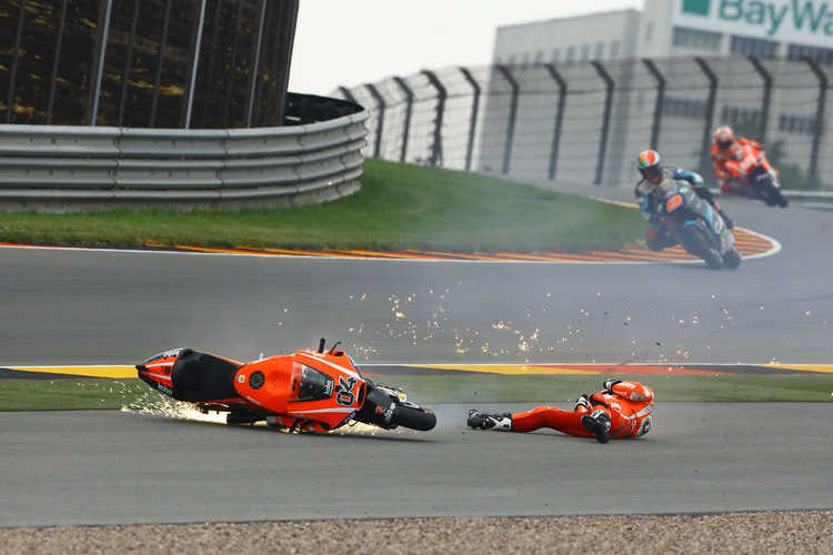 Andrea Dovizioso stürzte 2013 ebenfalls in Kurve 11, hinten Petrucci und Hayden