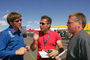 Hannes Arch (mitte) mit Kirby Chambliss (links) sowie Red Bull Air Race Coach und Judge Klaus Schrodt (rechts)