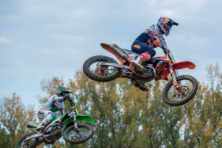 Jeffrey Herlings setzte sich im ersten Lauf gegen Romain Febvre durch