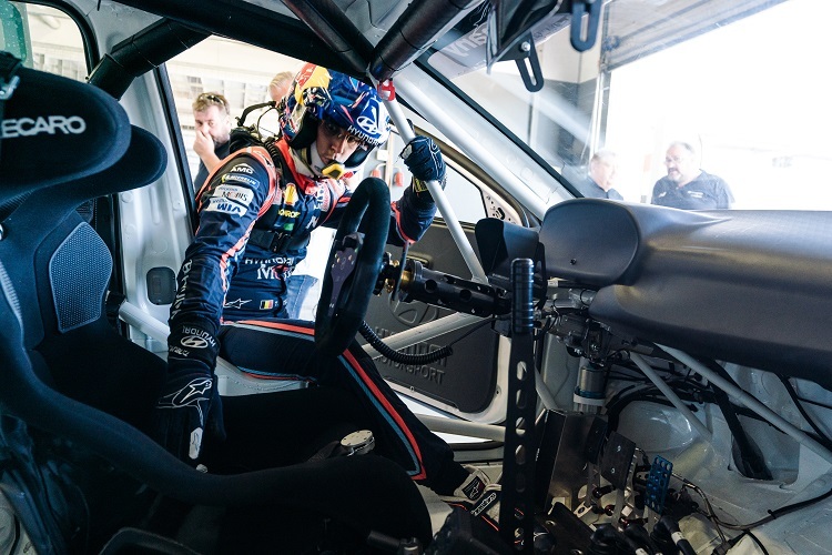 Thierry Neuville steigt in den i30 TCR ein