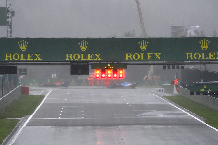 Die Fans in Spa mussten stundenlang im Regen ausharren