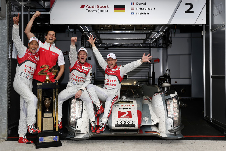 Duval, Kristensen, McNish mit Ingenieur Kyle Wilson-Clarke