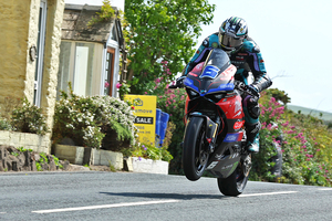 Bei der TT2025 gewann Michael Dunlop mit der Ducati Panigale V2 beide Supersport-Rennen)