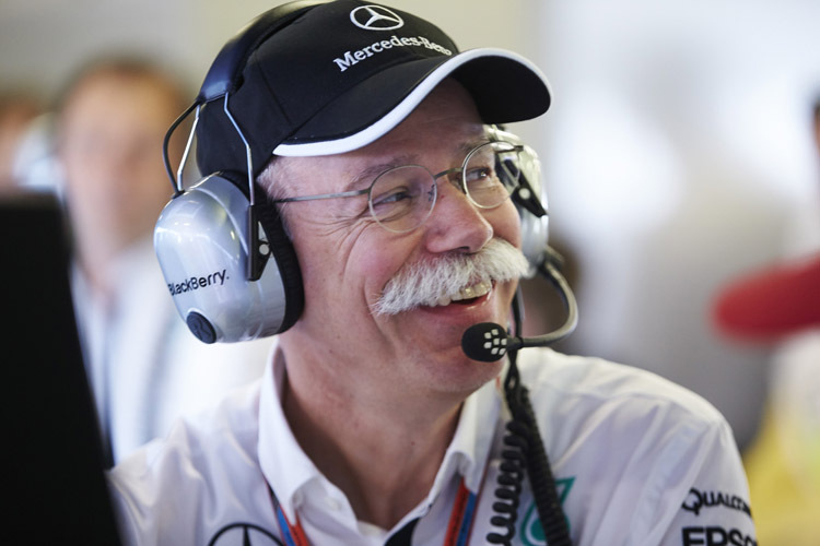 Dr. Dieter Zetsche freut sich über den Sieg der Silberpfeile in der Team-Wertung