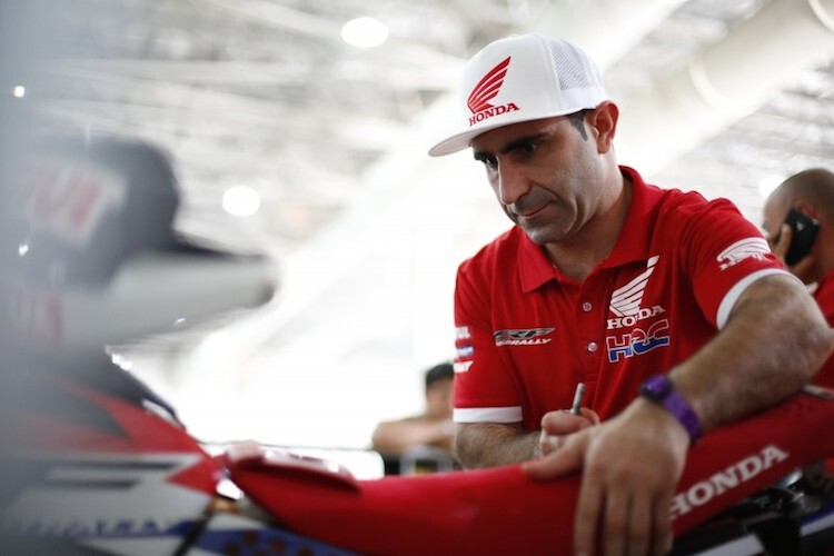 Paulo Goncalves behandelt seine Honda sorgsam