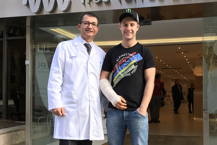 Jonathan Rea mit seinem spanischen Arzt
