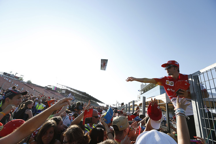 Fernando Alonso verteilt Autogrammkarten