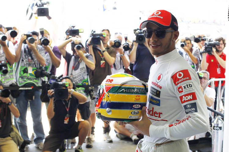 Lewis Hamilton in Brasilien 2011 mit dem Helmdesign von Senna