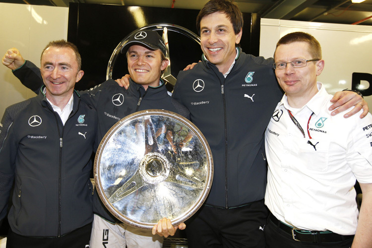 Paddy Lowe, Nico Rosberg, Toto Wolff und Andy Cowell nach dem Sieg in Australien