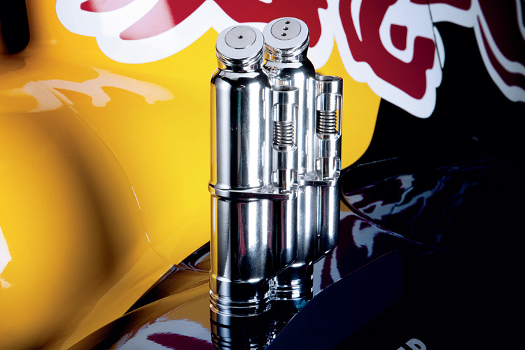 Salz- und Pfefferstreuer wurden aus Teilen eines Red Bull Racing-Renners gemacht 